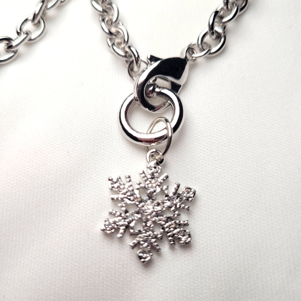 New! Stunning unique snowflake pendant bracelet